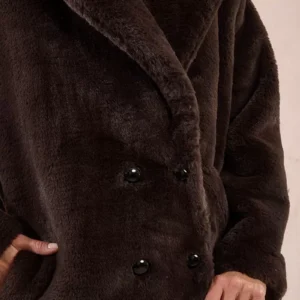 Alternative view of Molly Bracken Γούνινο Κοντό Παλτό Διπλόκουμπο σε Σοκολά Καφέ | Faux Fur Button-Down Coat