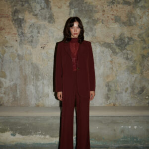 ERYA INTIMATE Wine Oversized Blazer Γυναικείο Bordeaux – Tailored Γραμμή με Βάτες & Χρυσό Κουμπί
