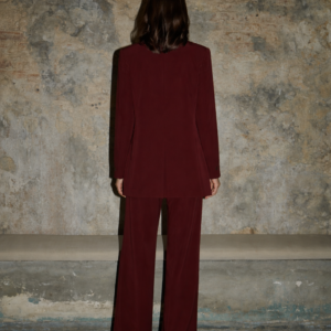 Alternative view of ERYA INTIMATE Wine Oversized Blazer Γυναικείο Bordeaux – Tailored Γραμμή με Βάτες & Χρυσό Κουμπί
